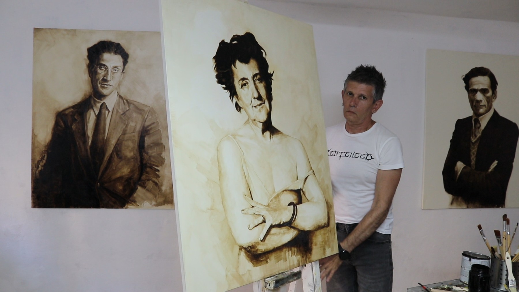 Ross Davide Robert nel suo studio tra i dipinti